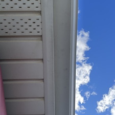 High-Quality-Eavestrough-Cleaning-Performed-in-Dundas-Ontario 5